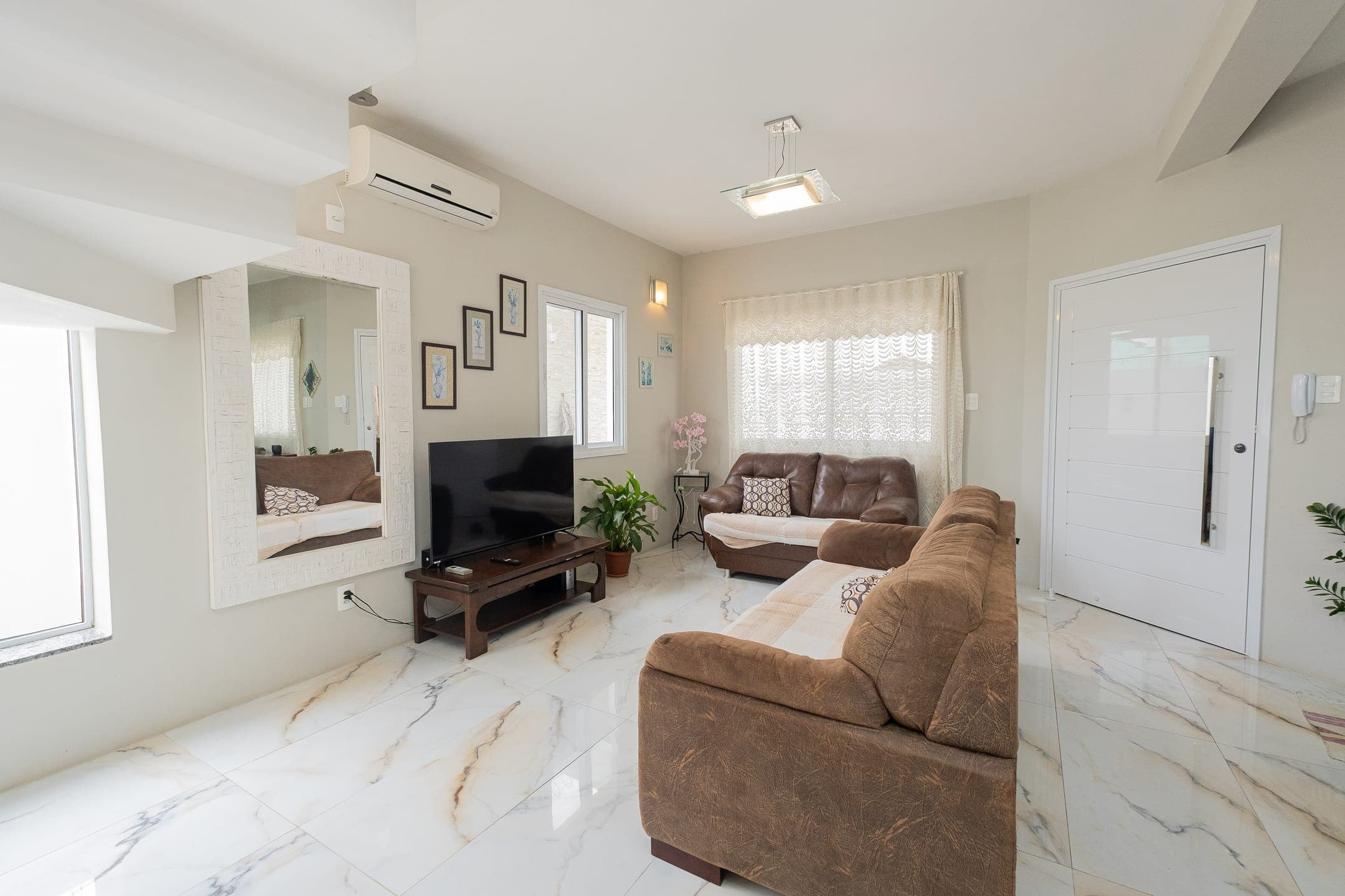 Casa mobiliada à venda no Laranjal, Pelotas - 300 m², 3 quartos, lareira e espaço gourmet com piscina e churrasqueira.