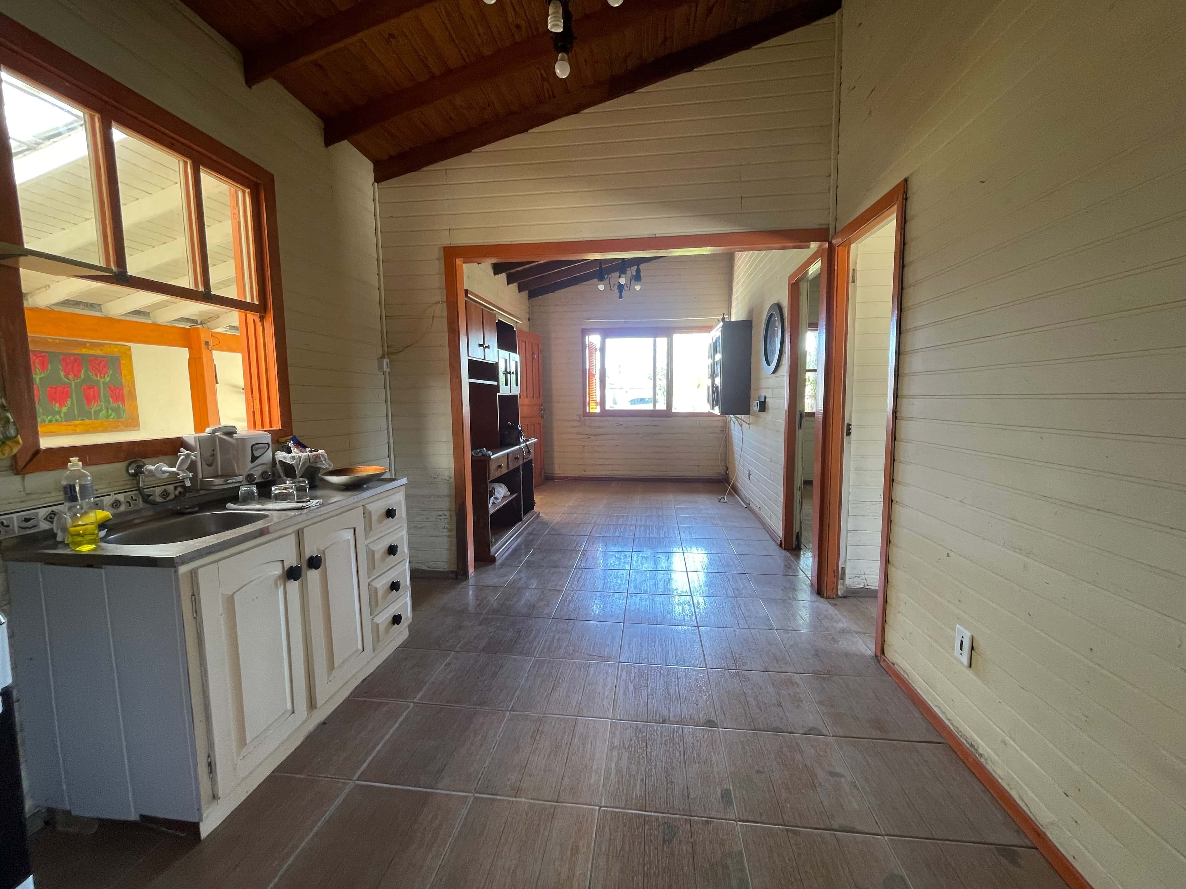 Casa à venda no Laranjal em Pelotas com 160 m², 3 quartos (1 suíte), churrasqueira e garagem coberta