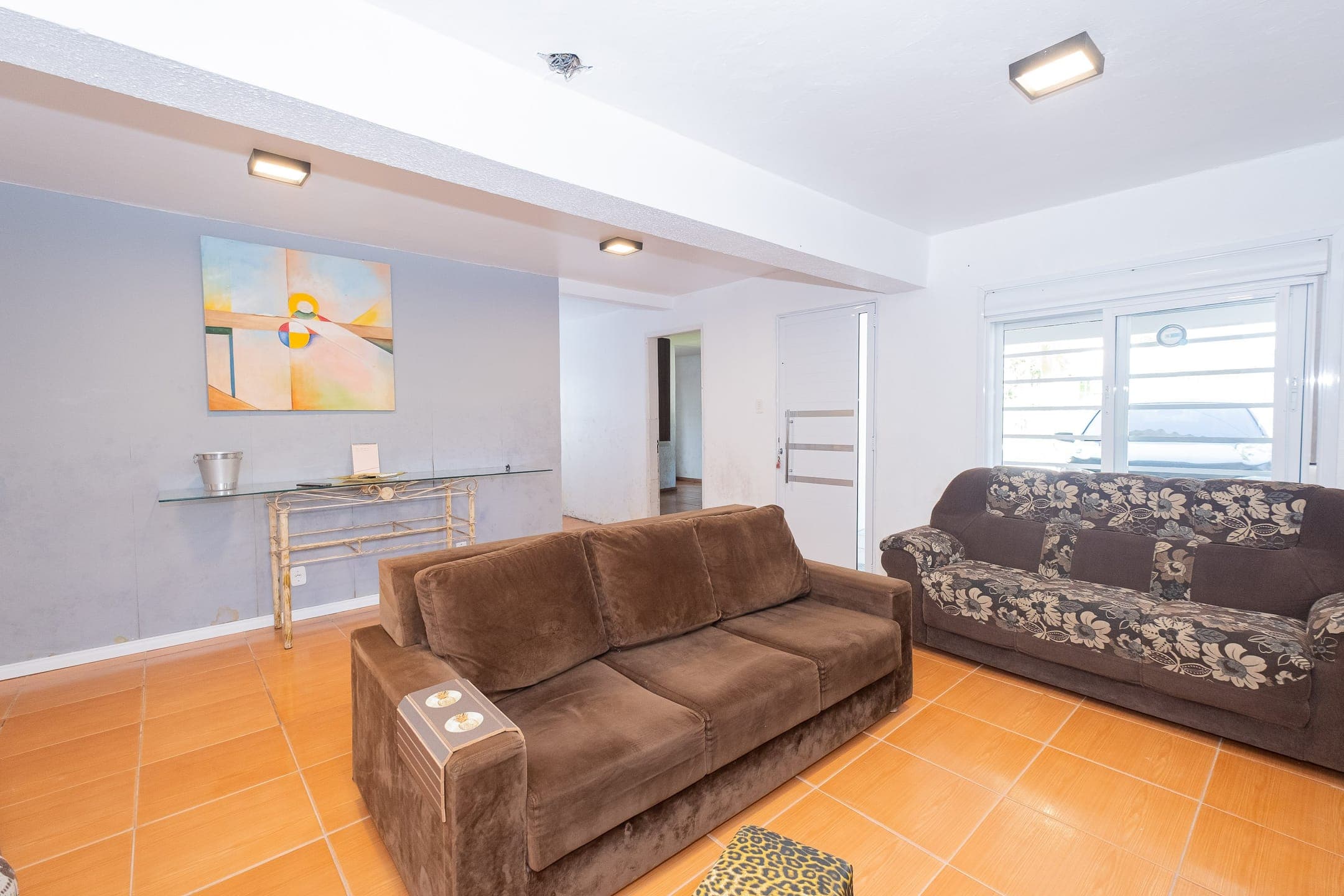 Casa à venda no Laranjal, Pelotas - com 176 m², 3 quartos (sendo 1 suíte), lareira e espaço gourmet com churrasqueira e piscina.