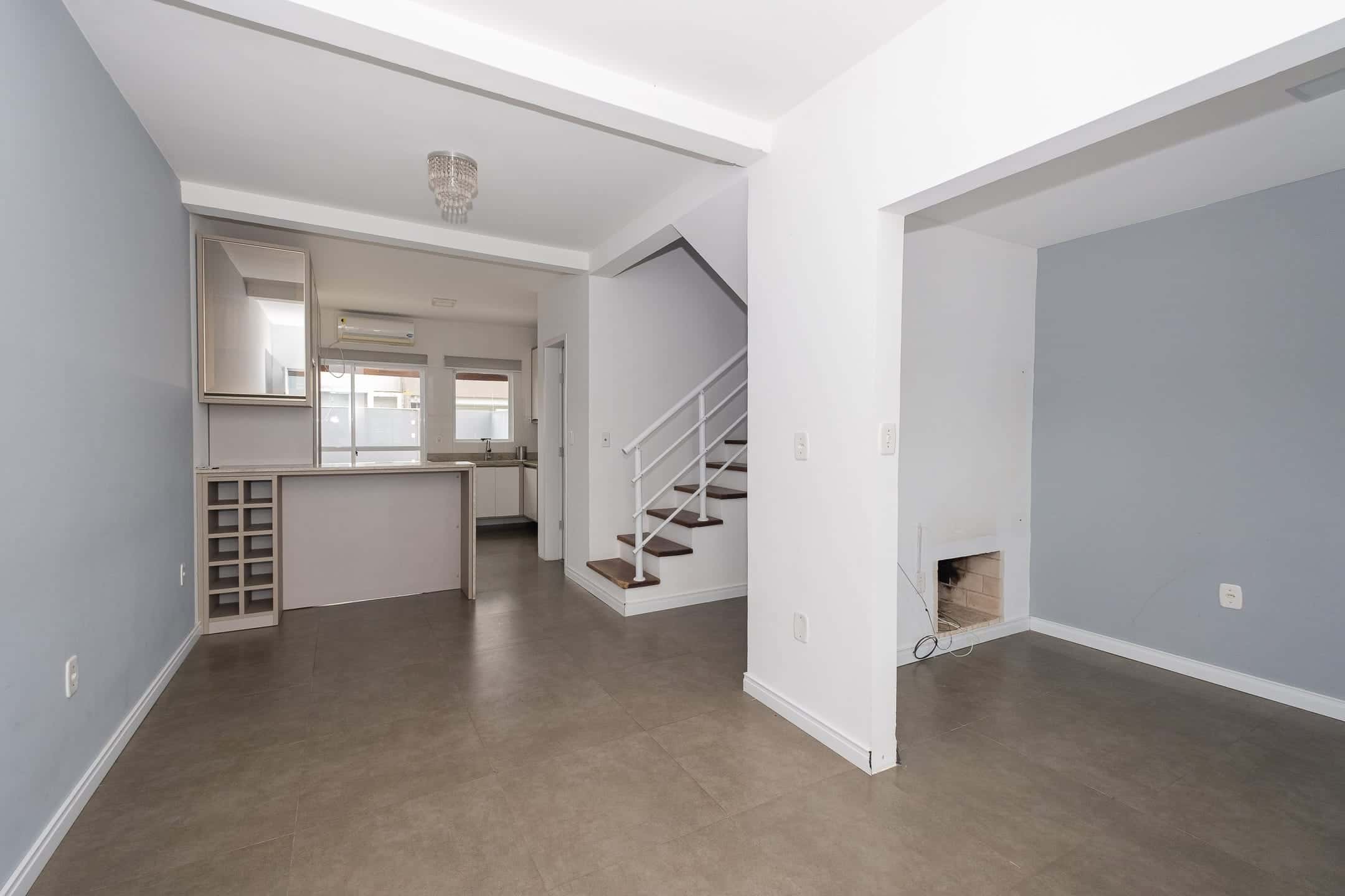 Casa à venda no Amarilis, Laranjal - 85 m², com 2 quartos (ambos suítes), lareira e área gourmet com piscina e churrasqueira.