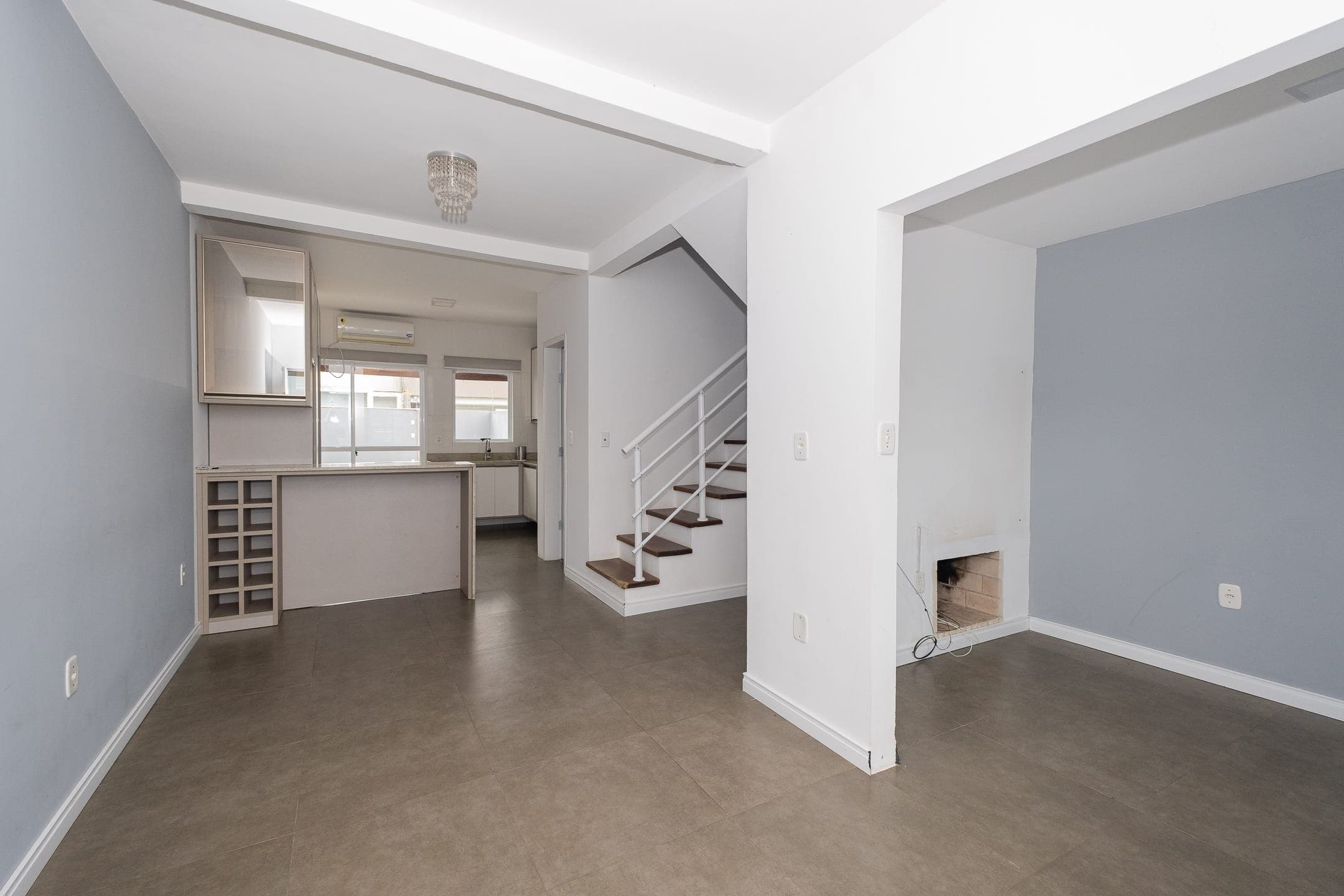 Casa à venda no Amarilis, Laranjal - 85 m², com 2 quartos (ambos suítes), lareira e área gourmet com piscina e churrasqueira.