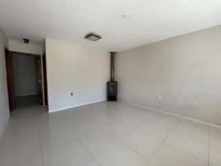 Casa à venda no Laranjal, Pelotas - 160 m², 3 quartos (sendo 1 suíte com sacada), cozinha planejada e área gourmet com piscina e churrasqueira.