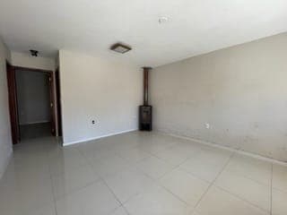 Casa à venda no Laranjal, Pelotas - 160 m², 3 quartos (sendo 1 suíte com sacada), cozinha planejada e área gourmet com piscina e churrasqueira.