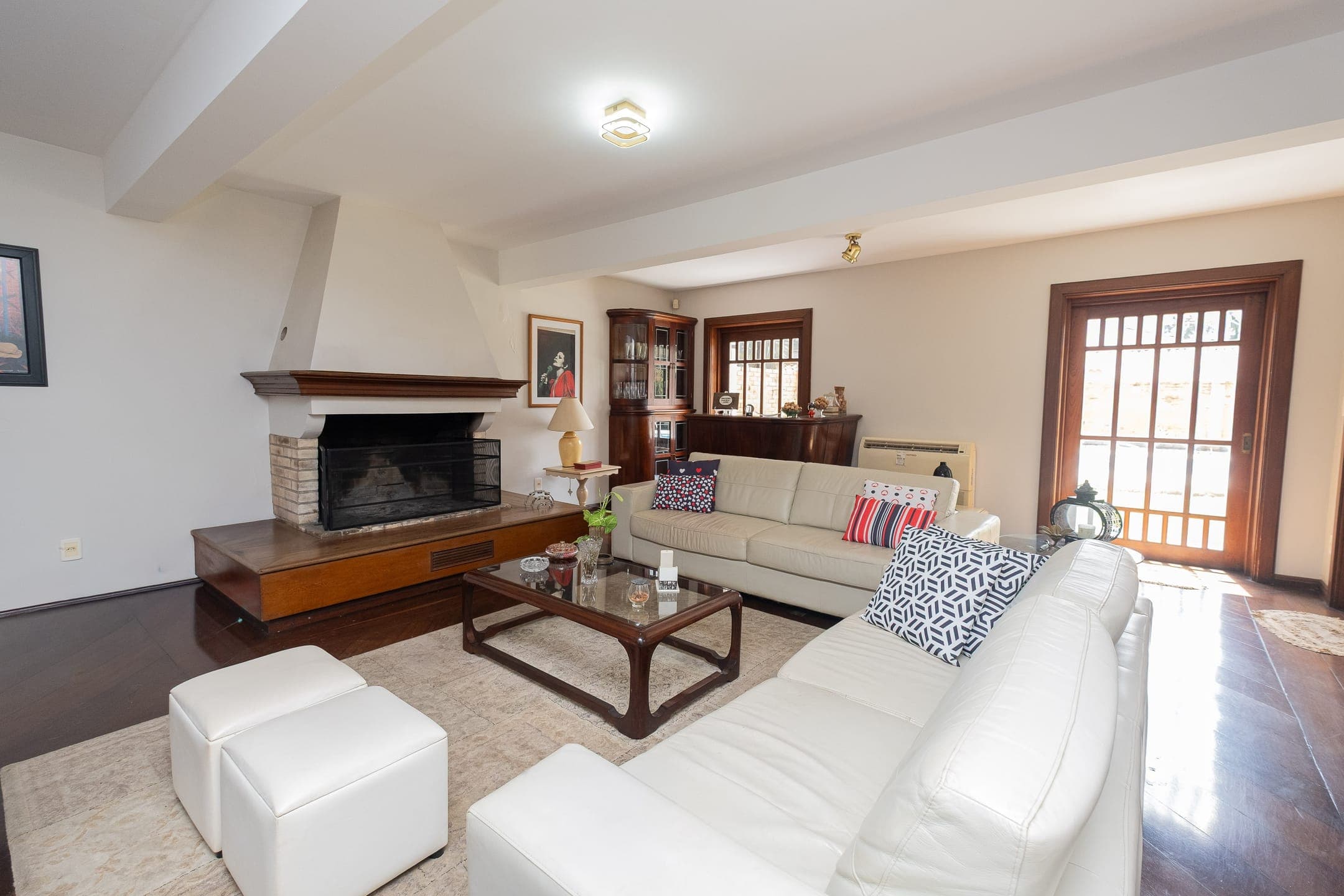 Casa mobiliada à venda no Areal, Pelotas - com 500 m², 5 quartos (sendo 2 suítes), elevador e área gourmet com pátio e piscina.