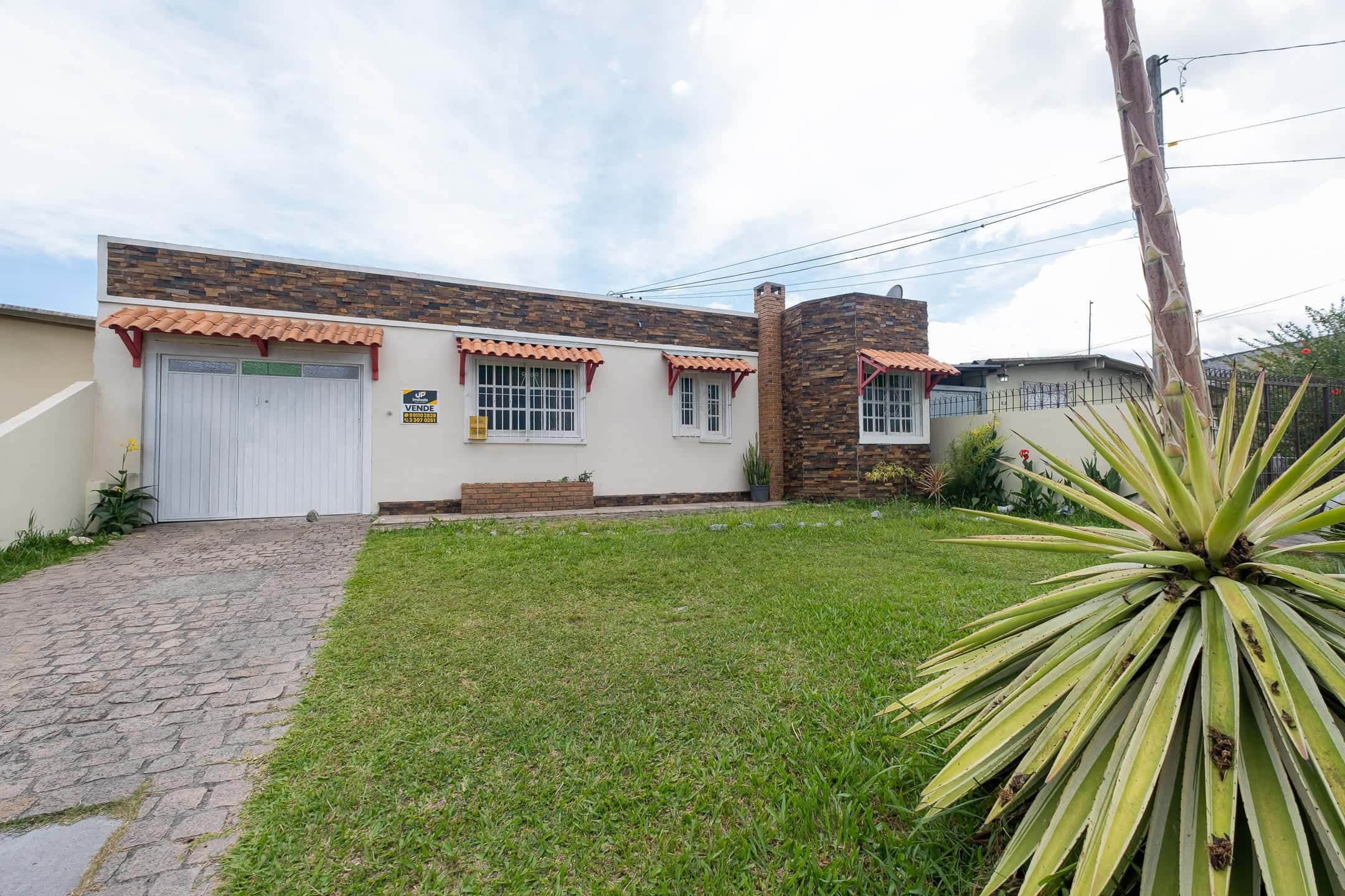 Casa à venda no Areal, Pelotas - com 185 m², 4 quartos, peças amplas, garagem e espaço gourmet com churrasqueira e piscina.