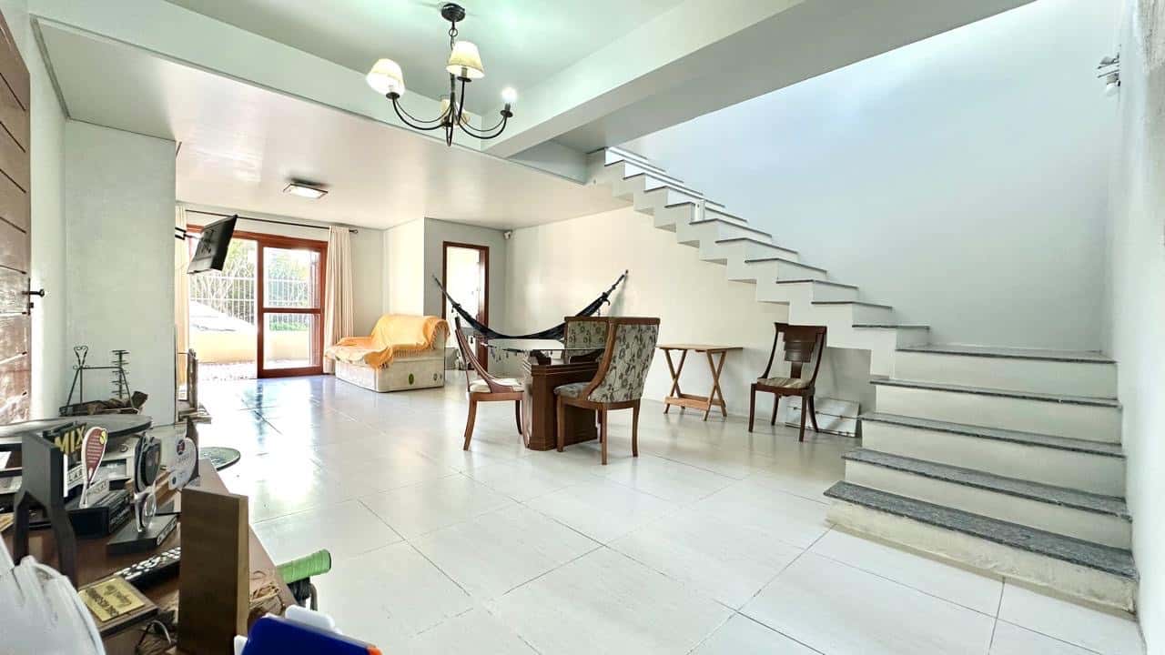 Casa à venda no Laranjal, Pelotas - com 160 m², 3 quartos, lareira e amplo pátio com churrasqueira.