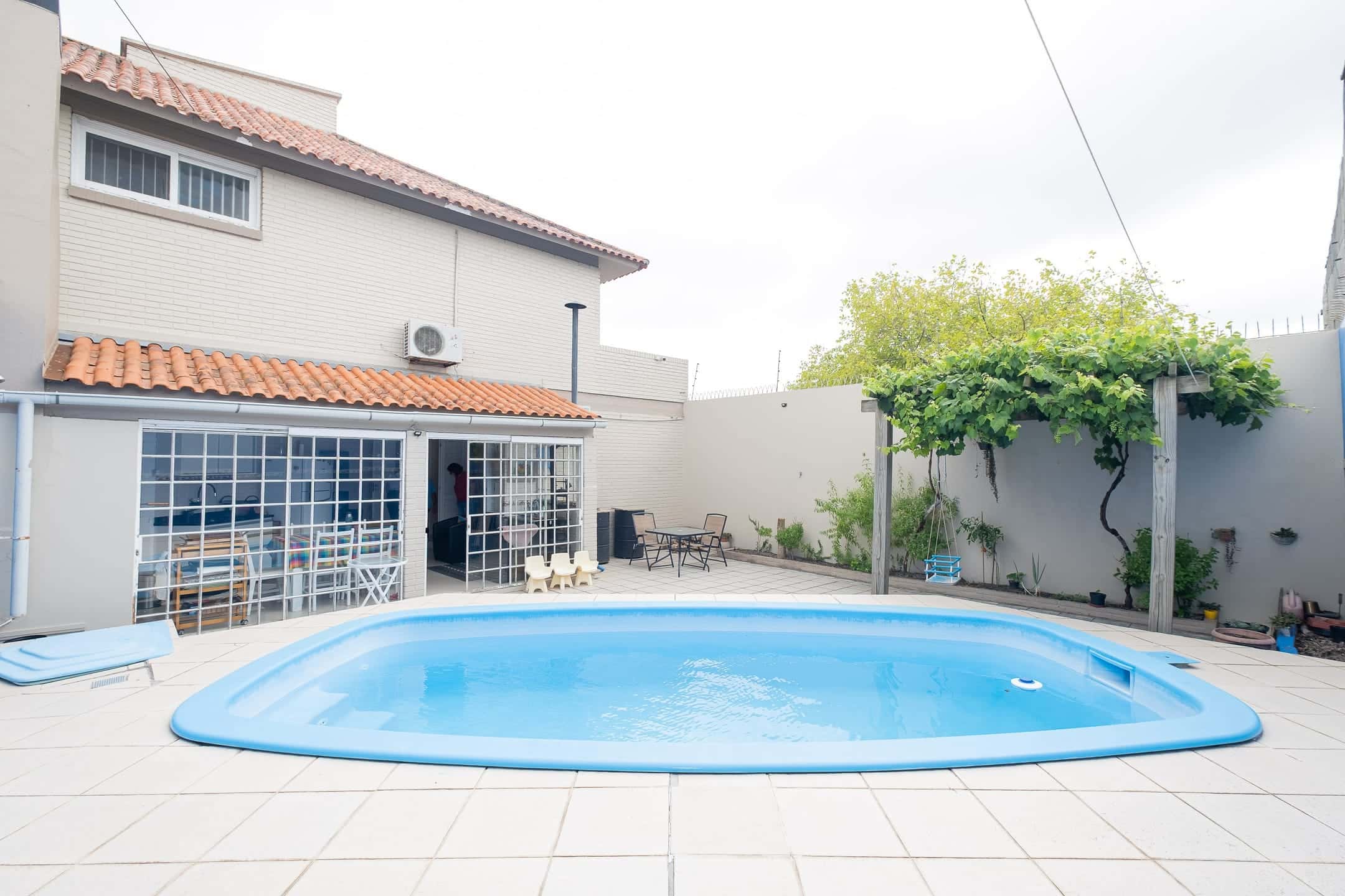 Casa à venda no Areal, Pelotas - com 310 m², 4 quartos (sendo 1 suíte), móveis planejados, lareira e amplo espaço gourmet com churrasqueira e piscina.