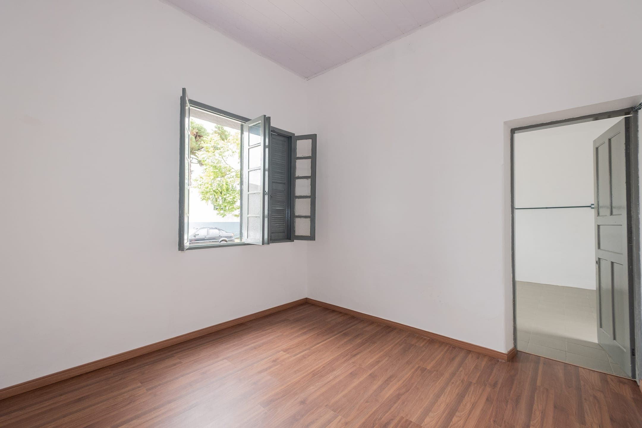 Casa à venda no centro de Pelotas - com 96 m², 3 quartos, piso cerâmico e ideal para uso residencial ou comercial.