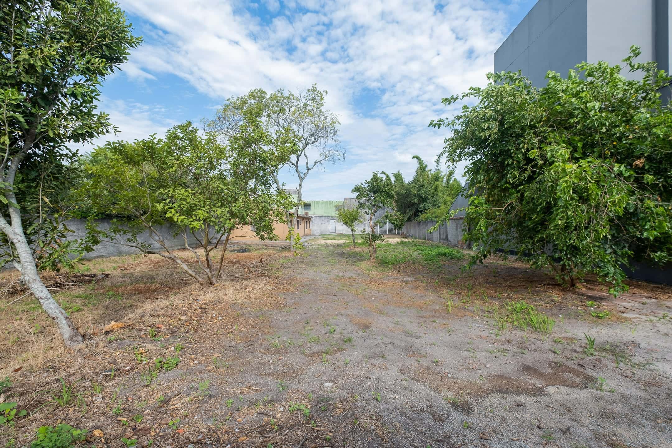 Terreno à venda no Recanto de Portugal, Laranjal - com 1.000 m² de área total (sendo 20 x 50) e totalmente murado.