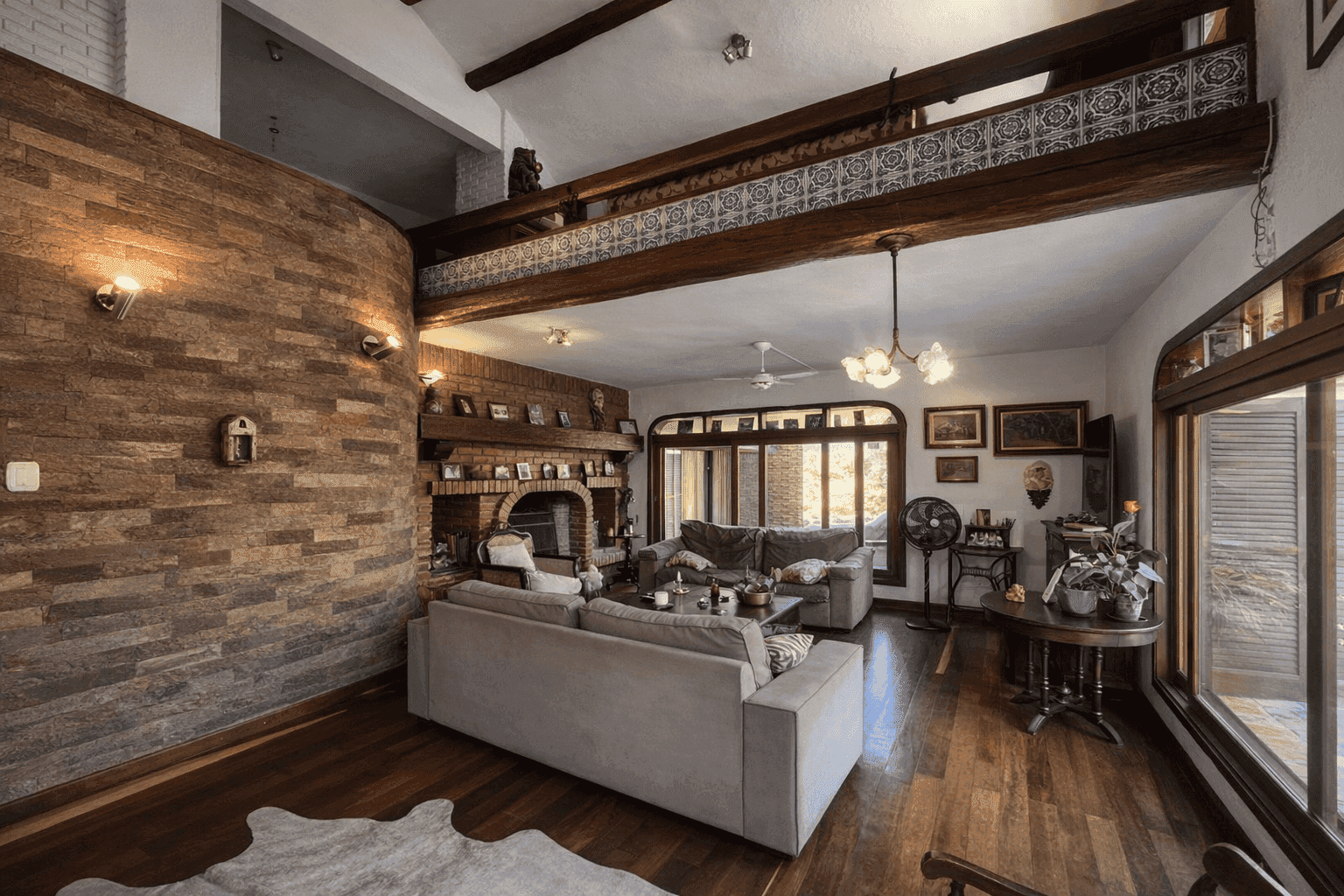 Casa à venda no Laranjal, Pelotas - com 298 m², 4 quartos (sendo 1 suíte), lareira, espaço gourmet e amplo pátio.