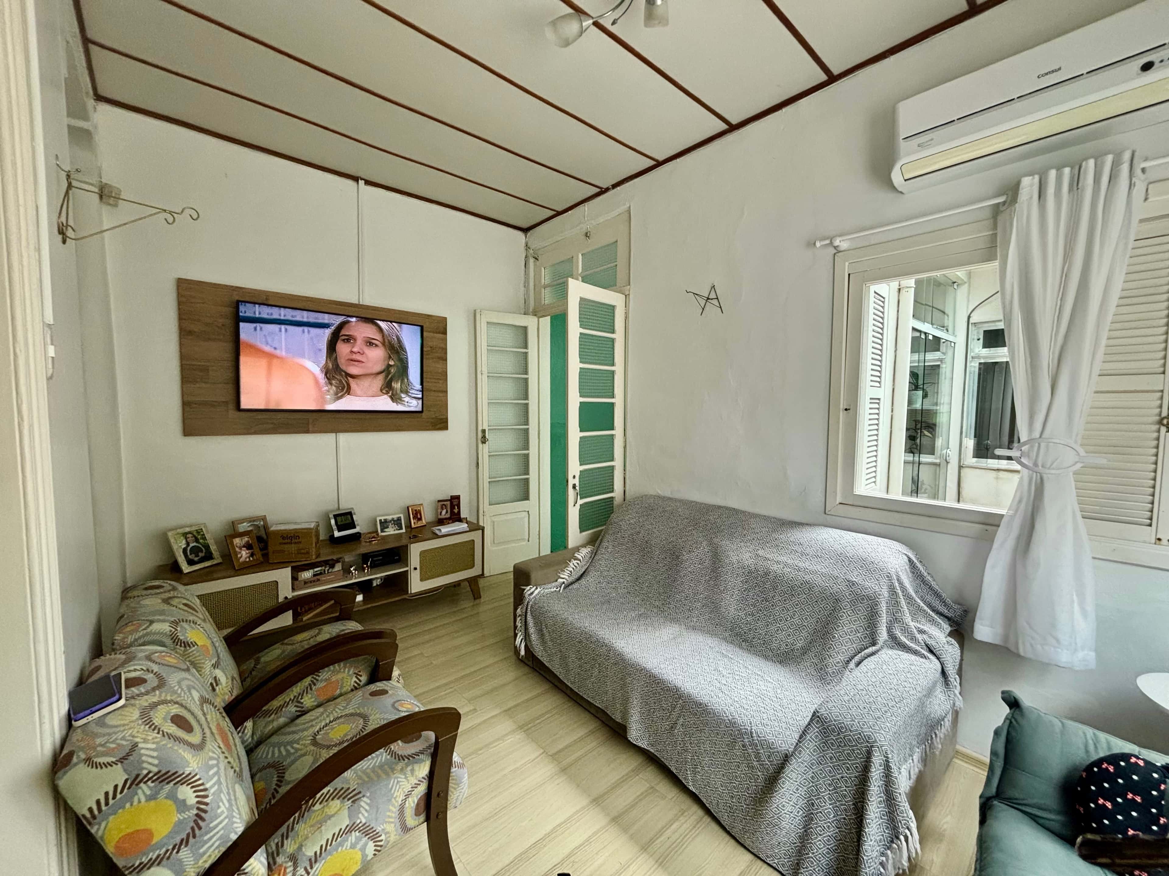 Casa à venda no centro de Pelotas - com 124 m², 2 quartos, cozinha ampla, sacada e pátio com garagem coberta.