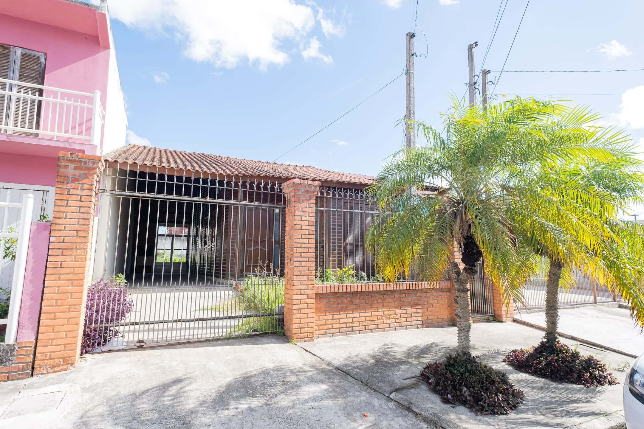 Casa à venda e para locação com 2 quartos, 2 banheiros, garagem para 3 carros, madeira nobre, pátio amplo e portão eletrônico