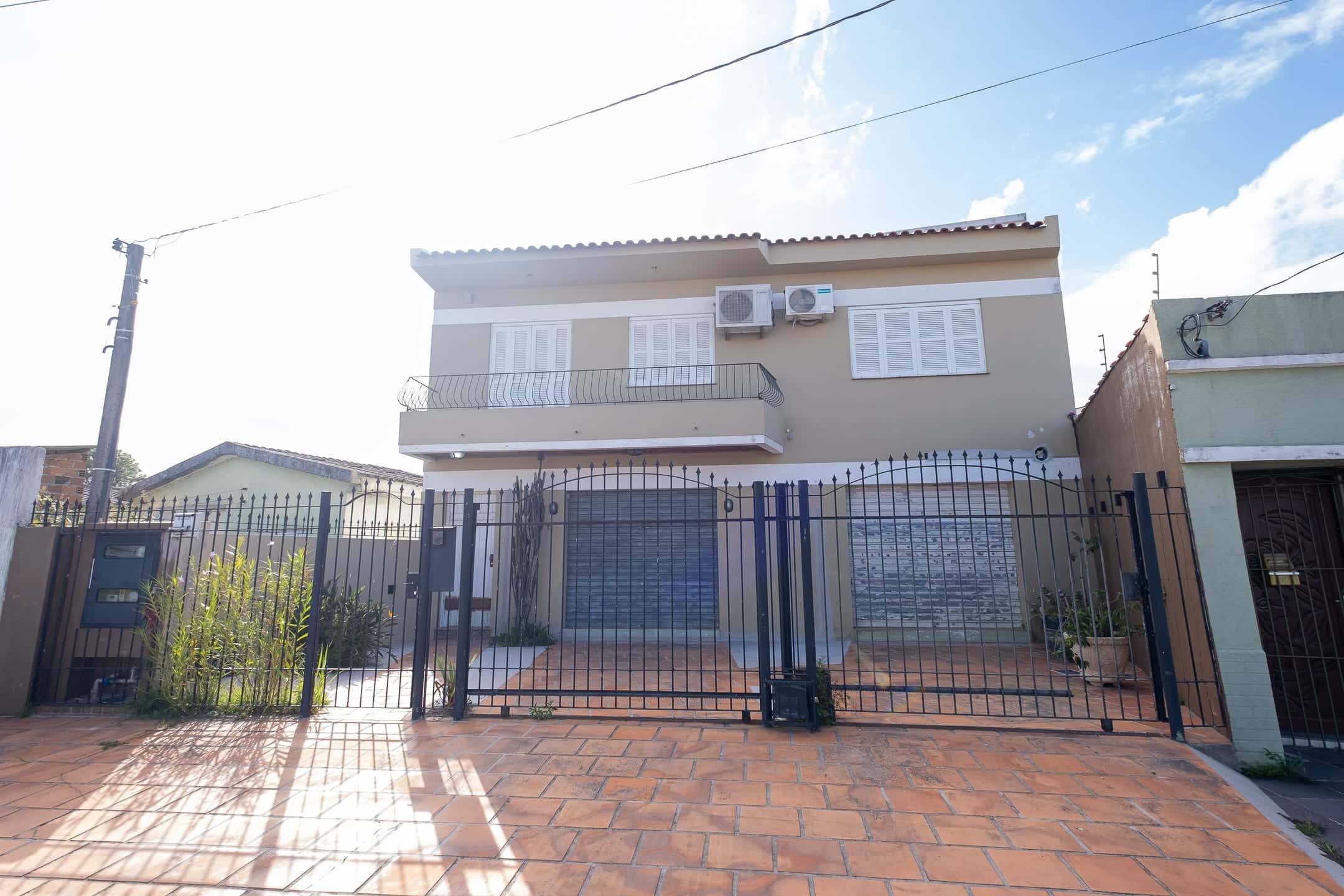 Sobrado residencial e comercial em localização estratégica, com espaço gourmet, sacada e proximidade a comércio, serviços e universidades