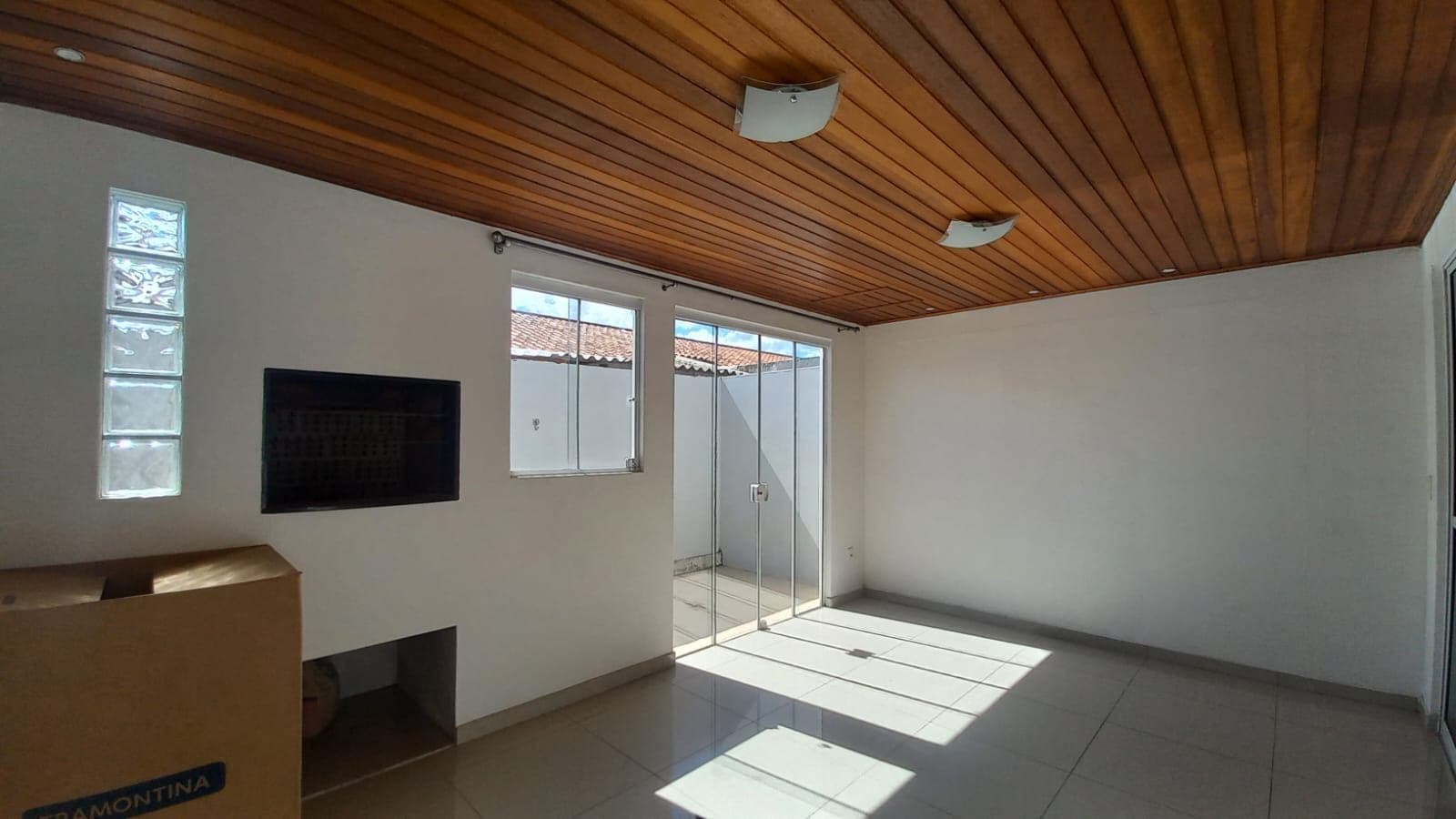 Casa à venda no Moradas Pelotas 1, Três Vendas - com 51 m², 2 quartos, cozinha planejada, piso laminado e churrasqueira.