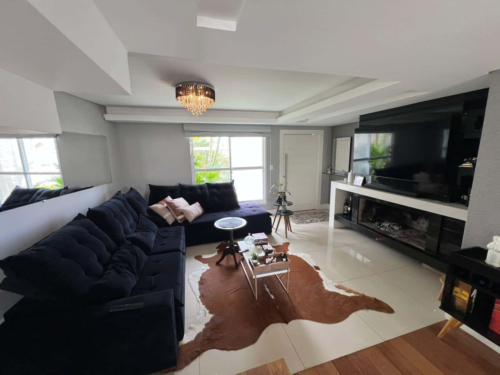 Casa à venda nas Três Vendas, Pelotas - 242 m², 4 quartos (sendo 1 suíte com closet), móveis planejados, área gourmet com piscina e acabamentos de alto padrão.