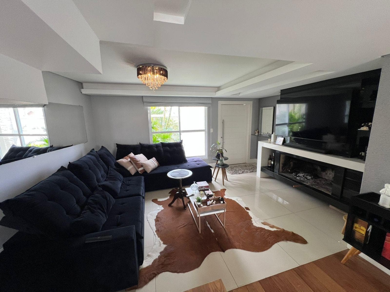 Casa à venda nas Três Vendas, Pelotas - 242 m², 4 quartos (sendo 1 suíte com closet), móveis planejados, área gourmet com piscina e acabamentos de alto padrão.