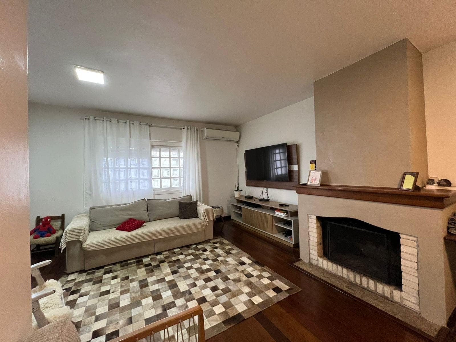 Casa à venda nas Três Vendas, Pelotas - 175 m², 3 quartos, cozinha com armários, lareira e área gourmet com churrasqueira e piscina.