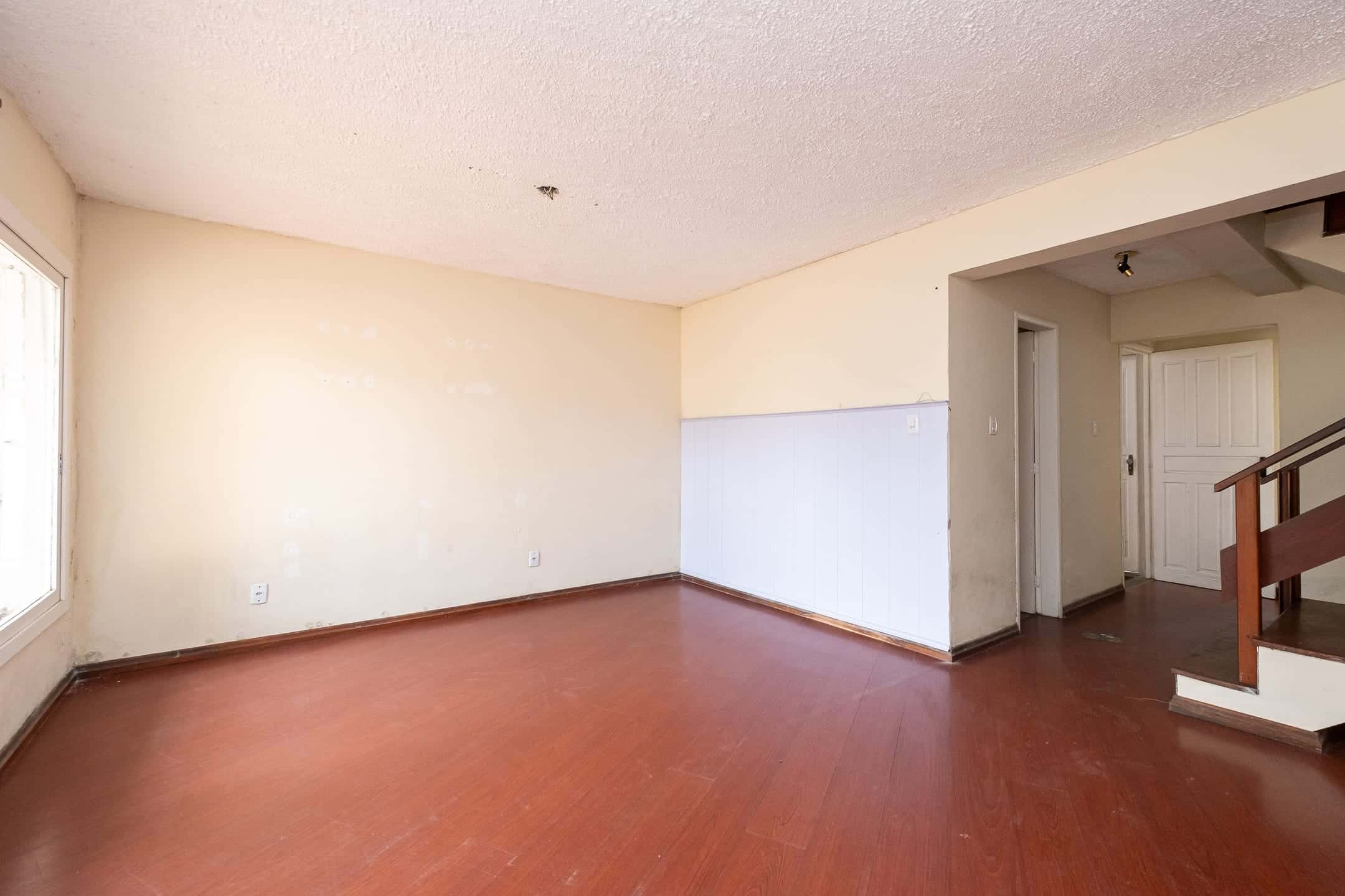 Casa à venda no Recanto de Portugal - com 165 m², 3 quartos, lareira, churrasqueira, pátio com piscina e portão eletrônico.