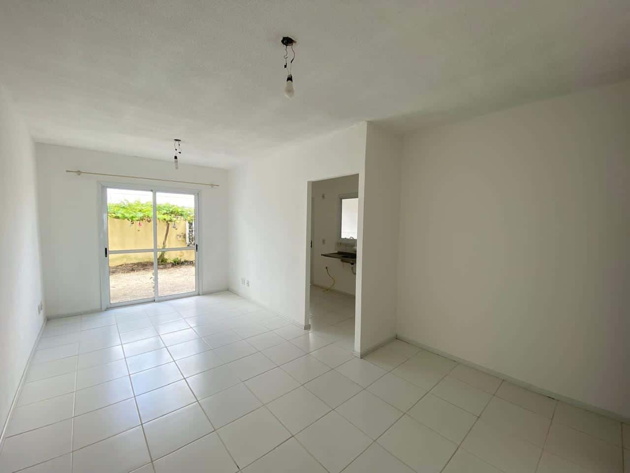 Casa à venda no Residencial Terra Nova - 65 m², 3 quartos, piso laminado, pátio aos fundos e condomínio completo.