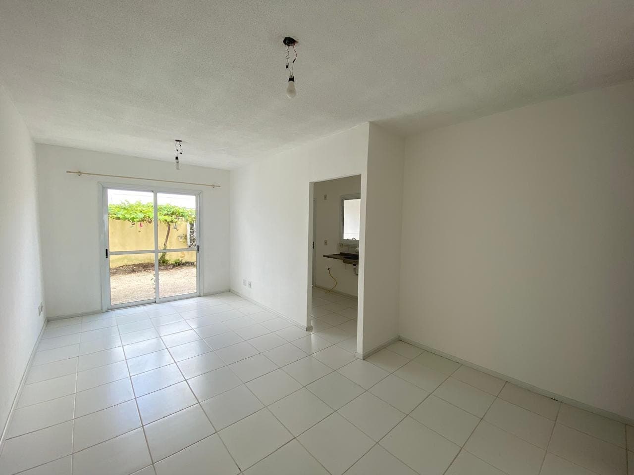 Casa à venda no Residencial Terra Nova - 65 m², 3 quartos, piso laminado, pátio aos fundos e condomínio completo.