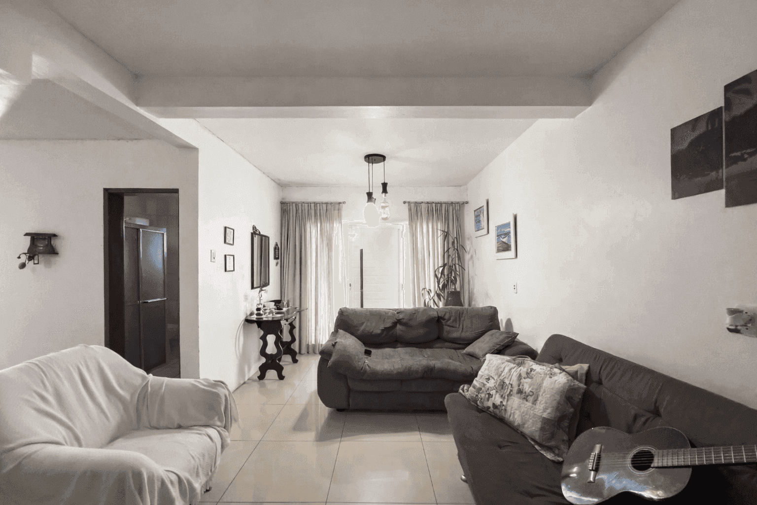 Casa à venda no Laranjal, Pelotas - 208 m², 3 quartos (sendo 1 suíte), lareira e área de lazer com piscina e amplo pátio.