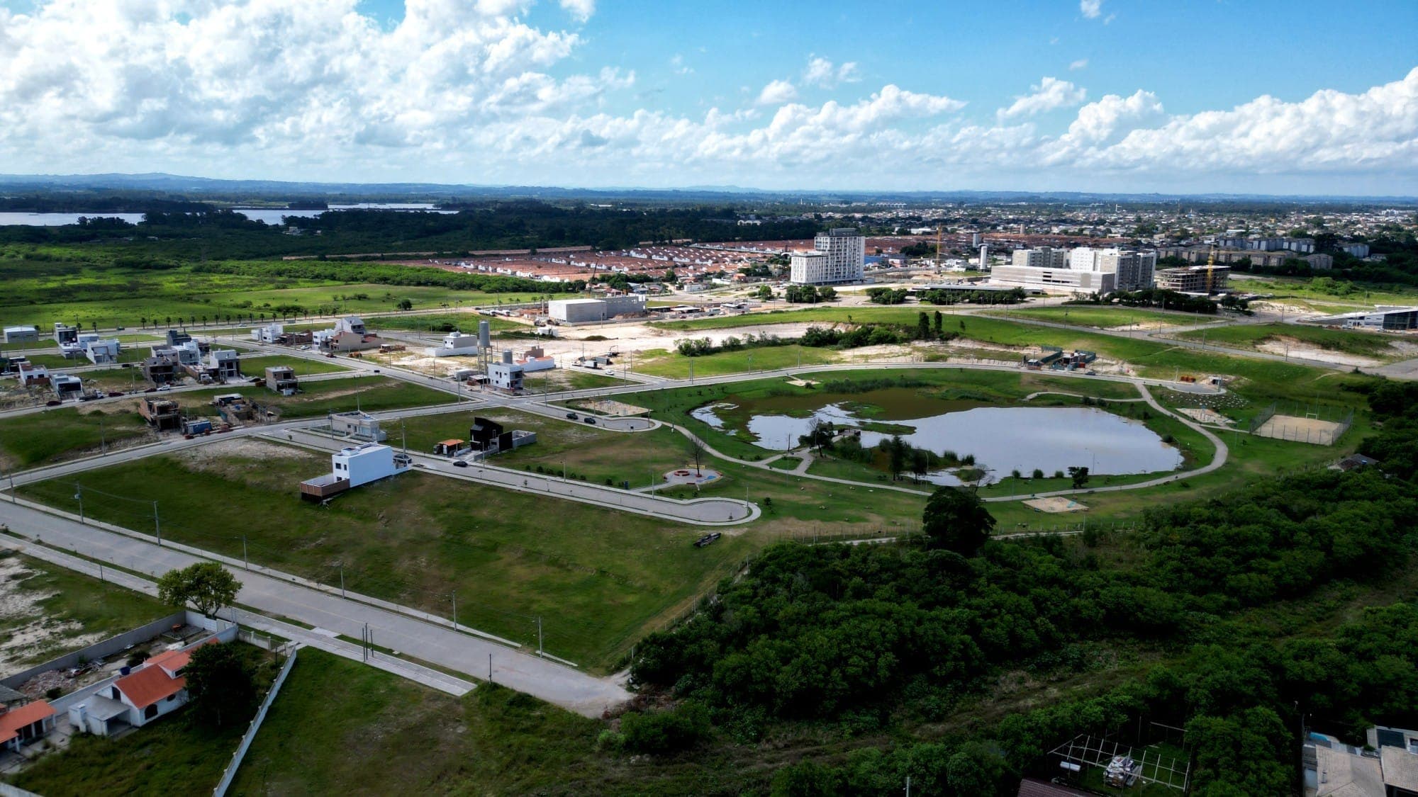 Terreno à venda no condomínio Quinta do Lago, Quartier, Pelotas, RS – 7 m de frente e 26,3 m de lateral, com lazer e segurança completa
