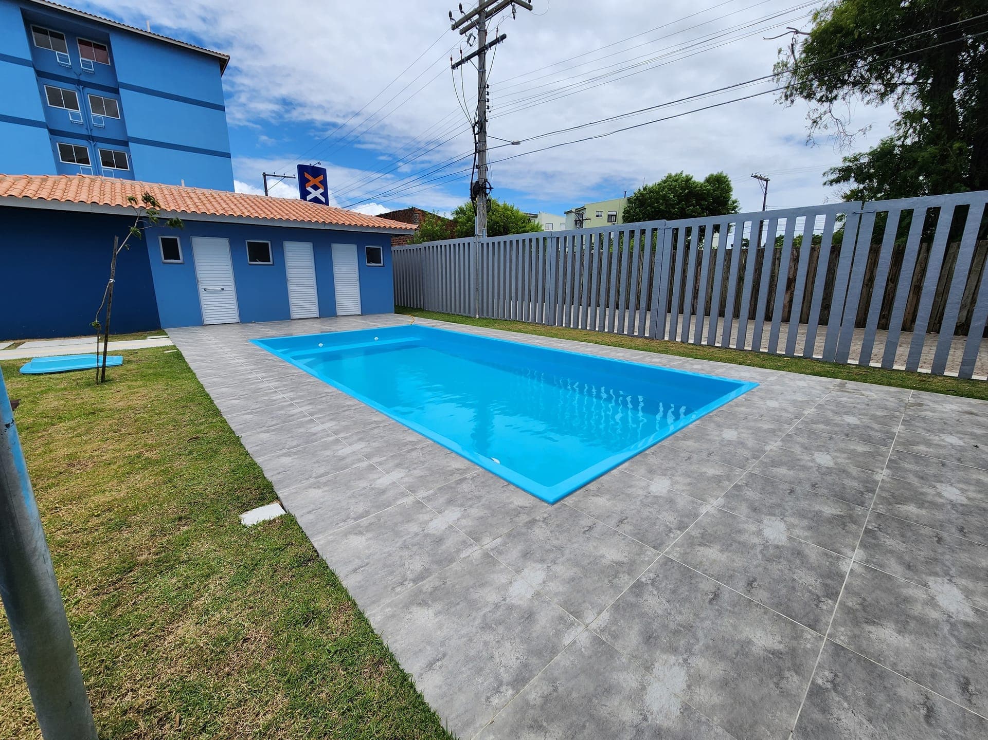 Apartamento mobiliado com sacada e churrasqueira, vaga de garagem privativa e localização estratégica para estudantes no Condomínio Praça XX.