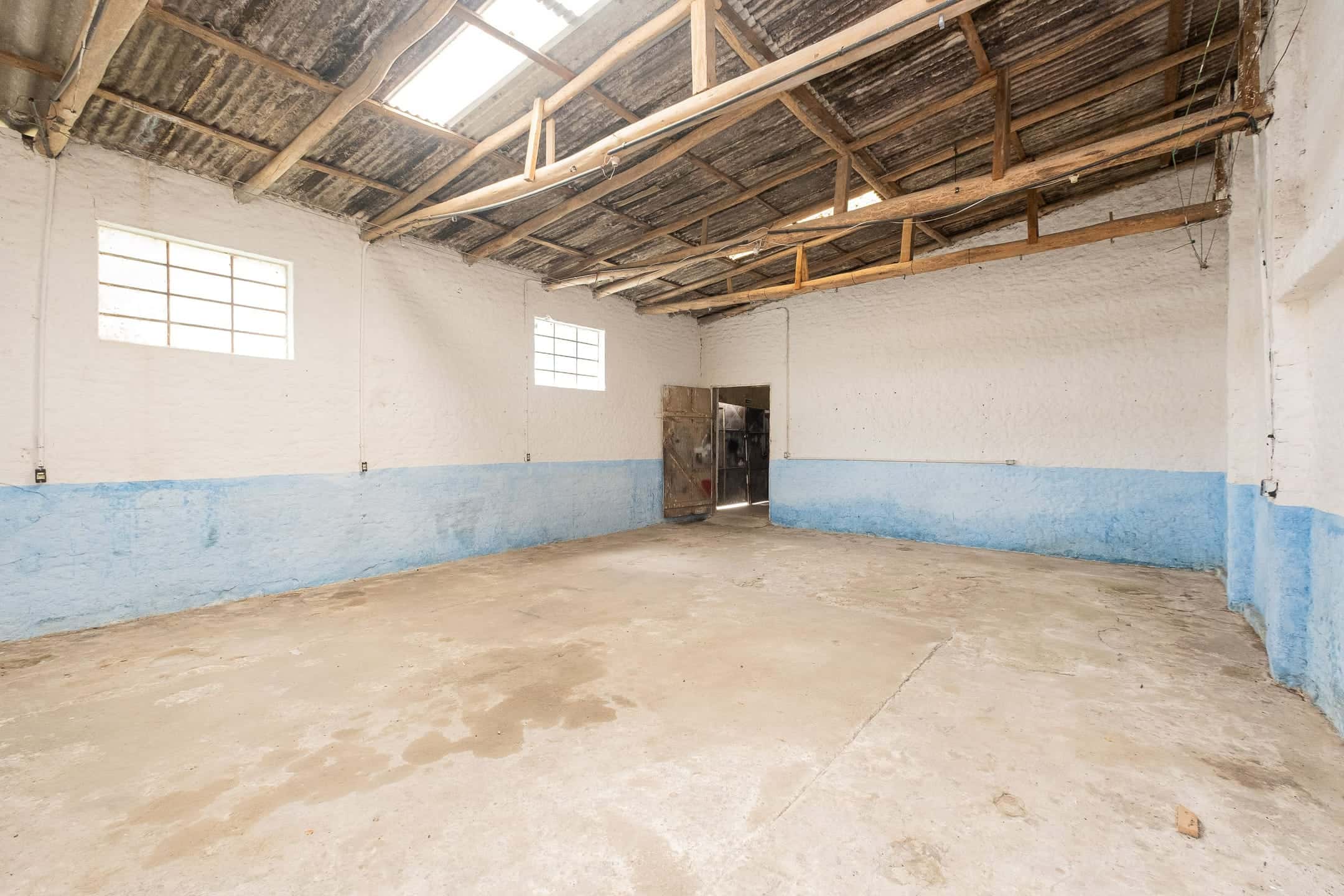 Pavilhão para locação na Av. Fernando Osório com 100m², escritório, banheiro, entrada lateral e pátio compartilhado