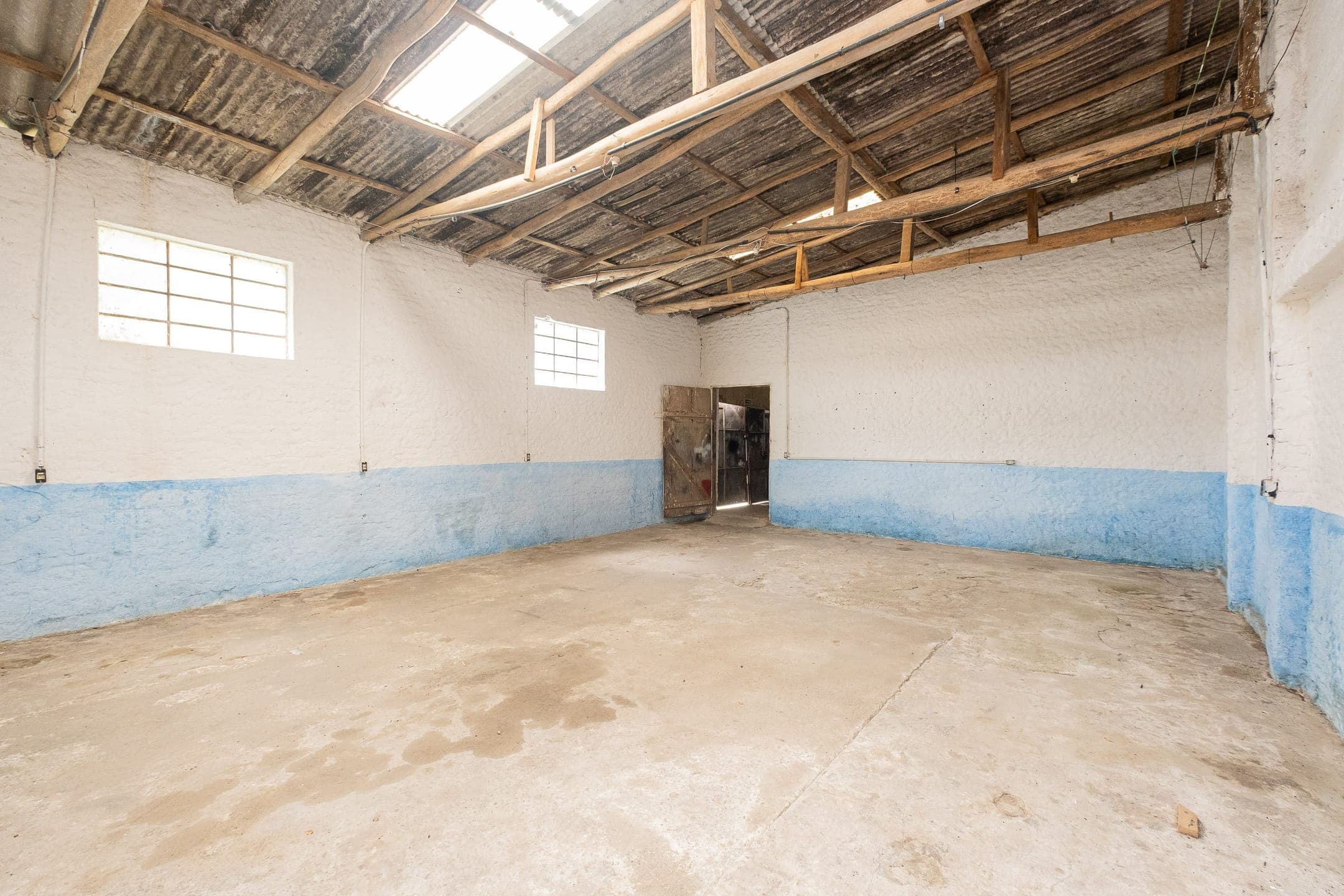 Pavilhão para locação na Av. Fernando Osório com 100m², escritório, banheiro, entrada lateral e pátio compartilhado