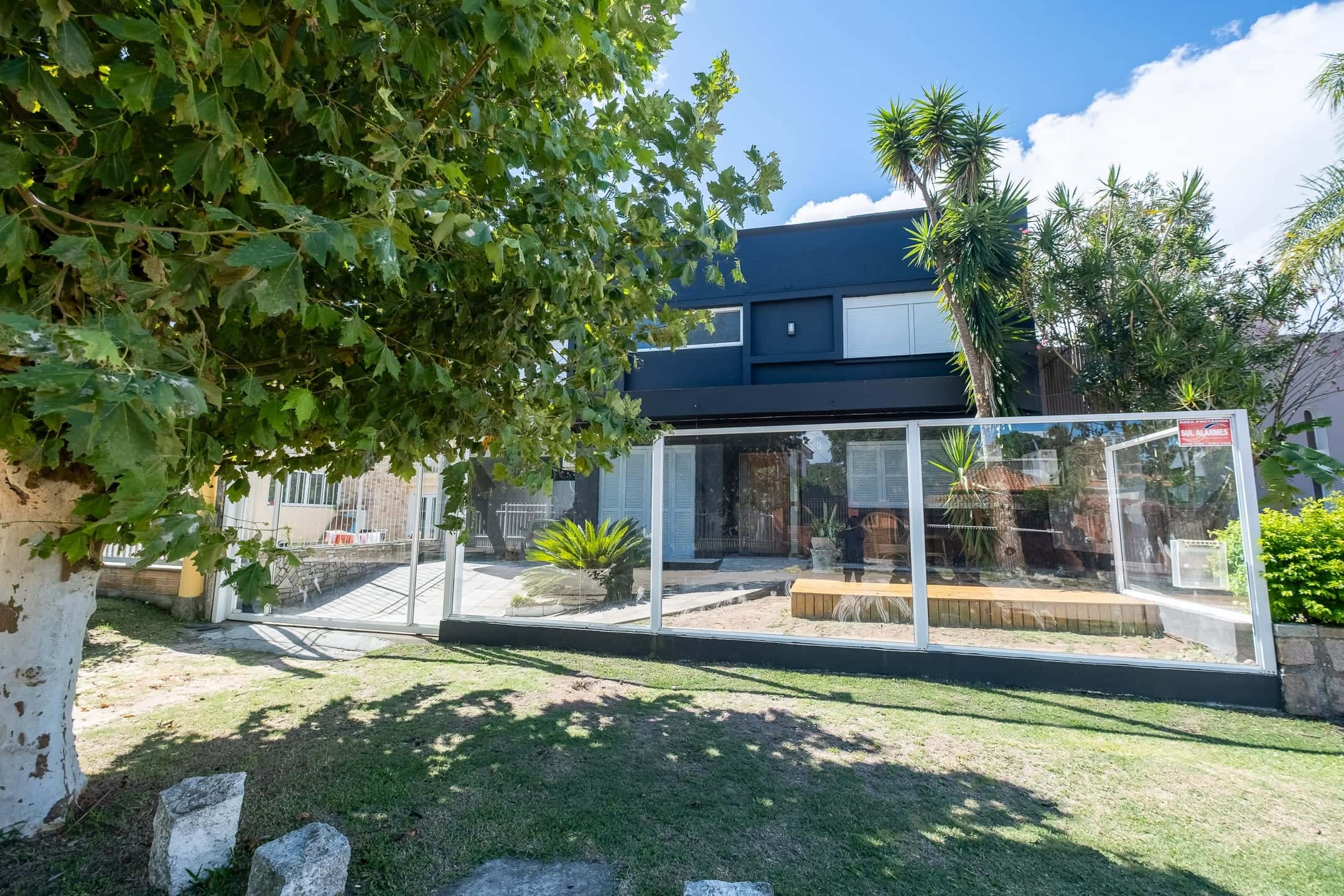 Sobrado Semi Mobiliado com 4 Dormitórios para Aluguel ou Venda no Laranjal em Pelotas RS com Amplo Espaço e Excelente Localização