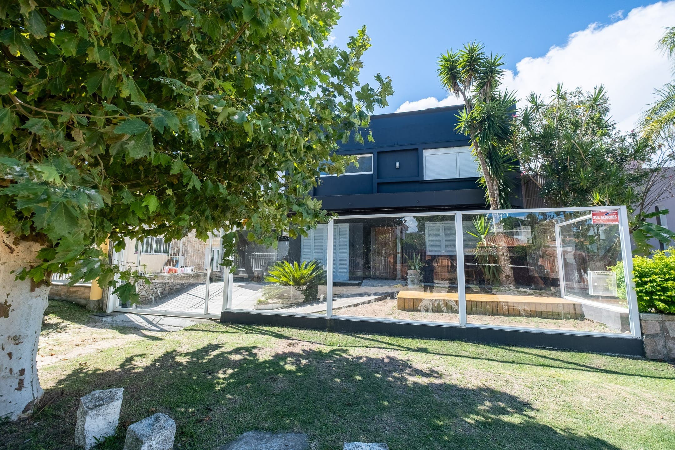 Sobrado Semi Mobiliado com 4 Dormitórios para Aluguel ou Venda no Laranjal em Pelotas RS com Amplo Espaço e Excelente Localização