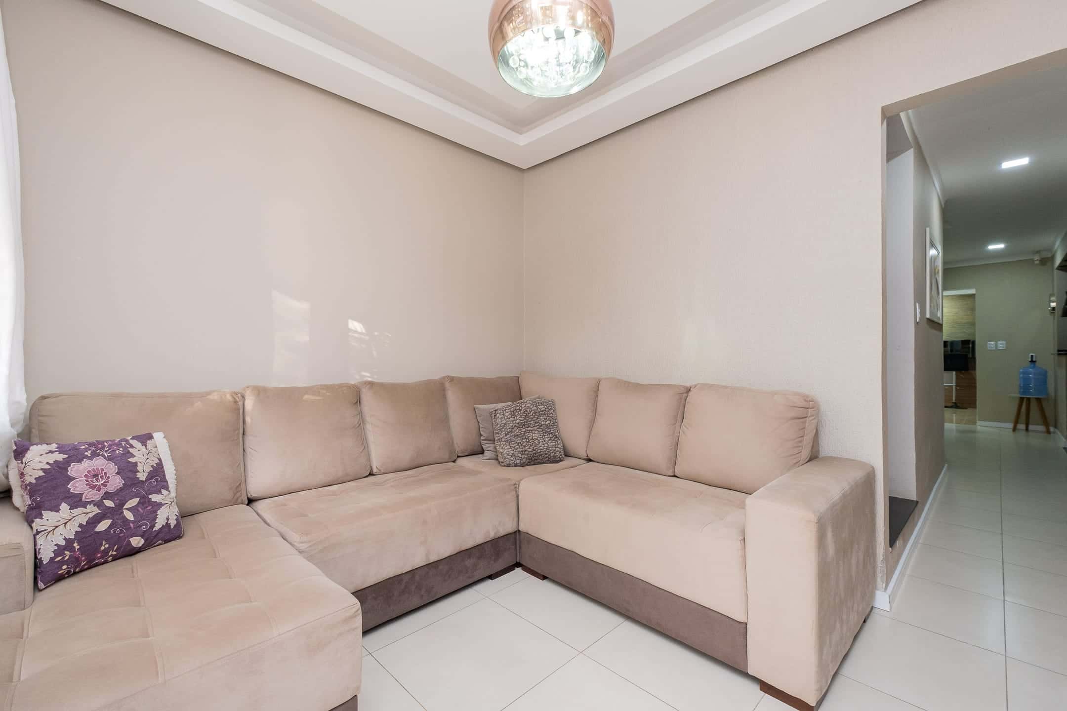 Casa à venda nas Três Vendas, Pelotas - 172 m², 3 quartos (sendo 1 suíte), móveis planejados, ampla área gourmet e com placas solares.