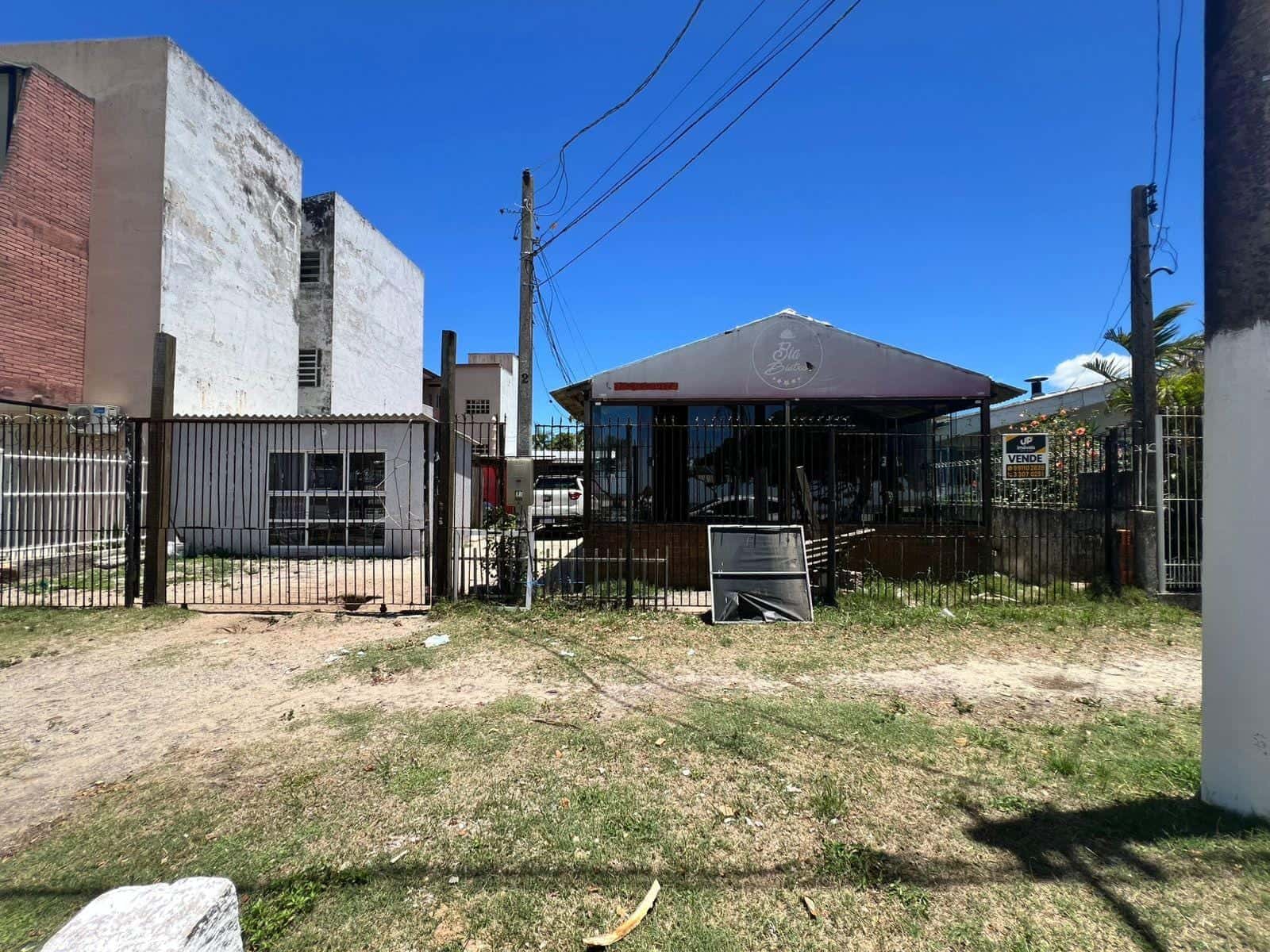 Terreno à venda no Laranjal, Pelotas - com 495 m² de área total, sendo 15 m de frente para a praia.