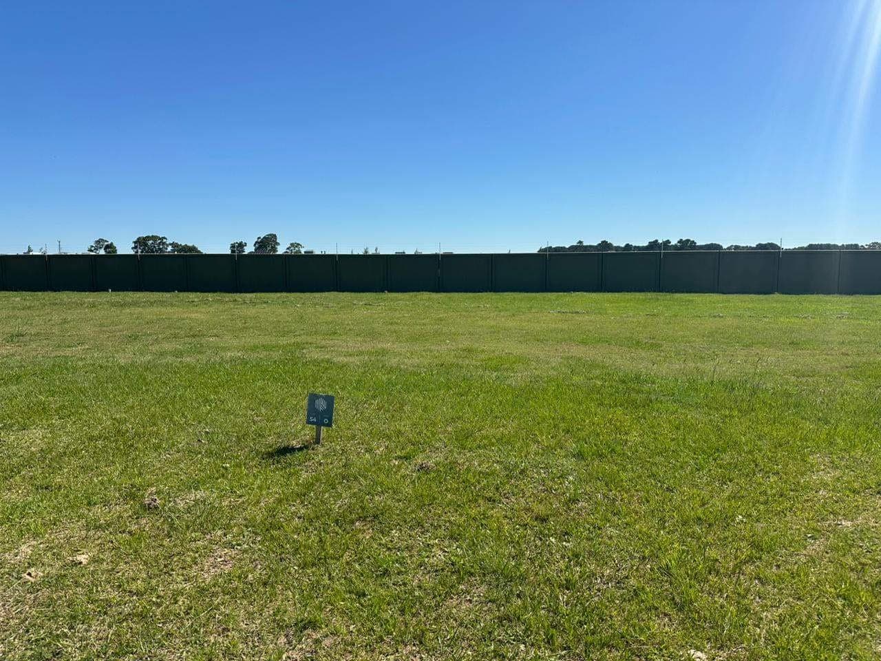 Terreno à venda no Riviera, Laranjal, Pelotas - 279 m² de área total, com10 metros de frente por 27 metros de profundidade.