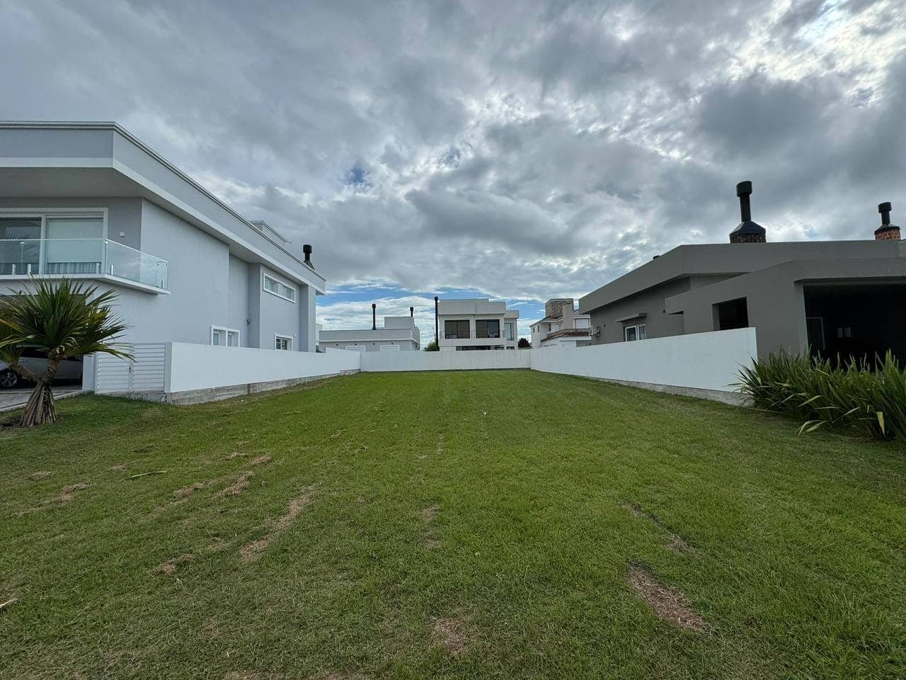 Terreno à venda no Alphaville, Laranjal - com área total de 434 m², sendo uma frente de 14,5 metros por 30 metros de profundidade.