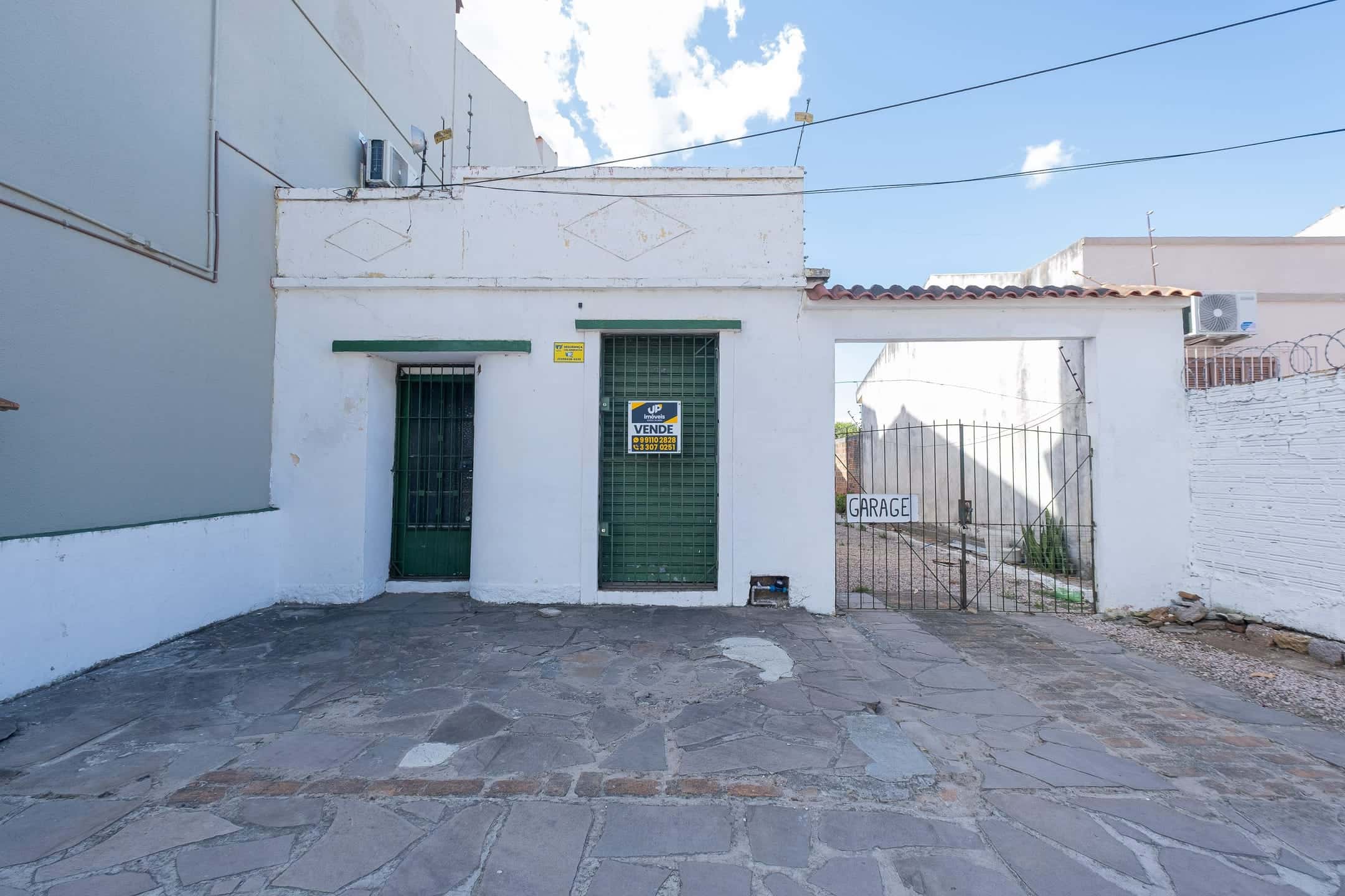 Terreno à venda na Av. Domingos de Almeida, Areal - 408 m², sendo 8,5 metros de frente por 48 metros de extensão lateral.