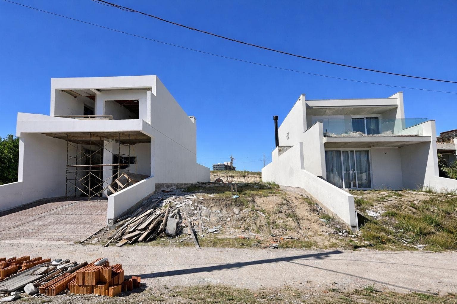 Terreno à venda no Quinta do Lago, Três Vendas - com 189 m² de área total, sendo 7 metros de frente por 27 metros de extensão.