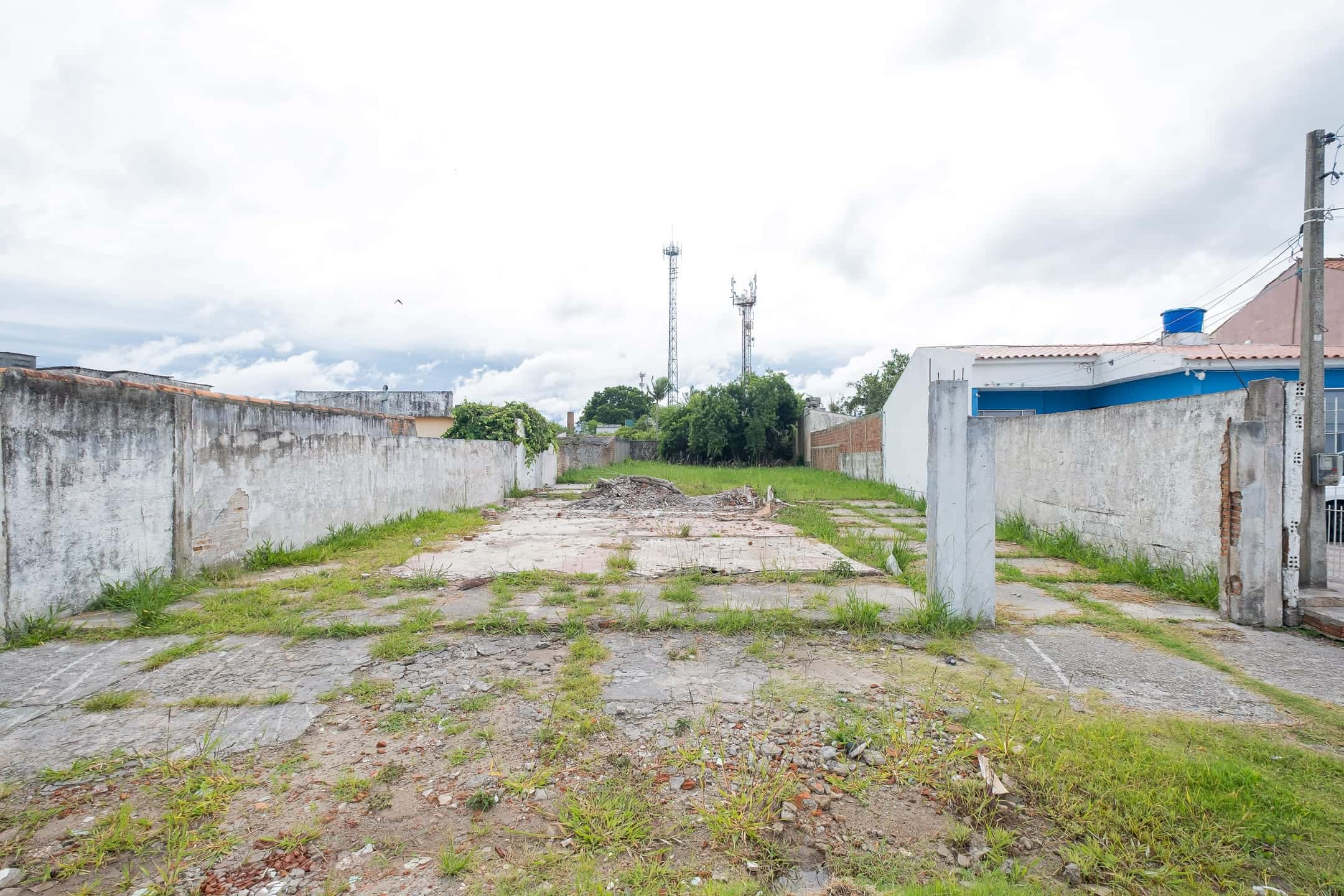 Terreno à venda no Areal, Pelotas - com 660 m² de área total, sendo 12 metros de frente por 55 metros de extensão.